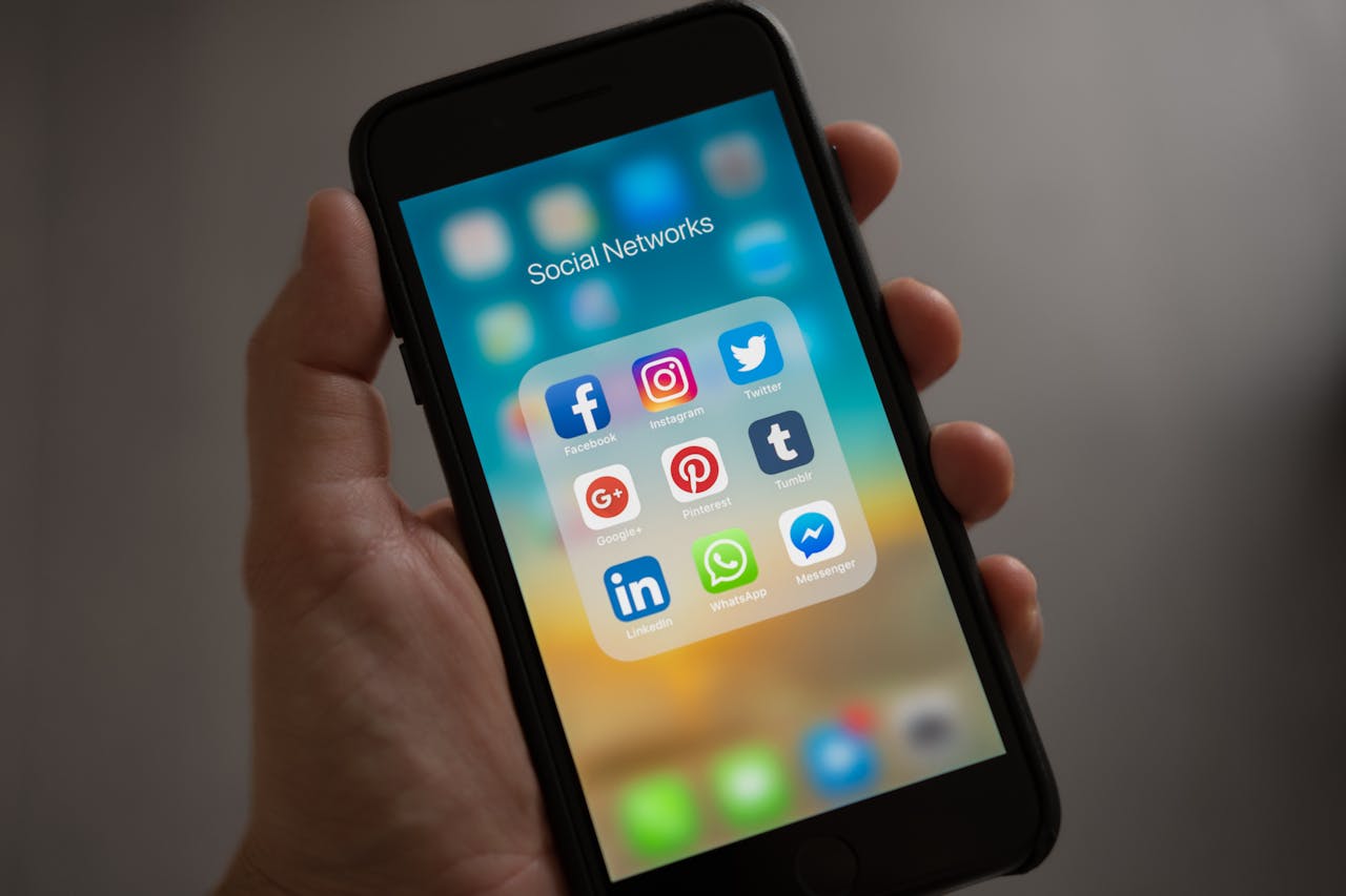 A Social Media Business Page Without a Website is Costing You Sales – Here’s Why Blog Image from FemeyCodes